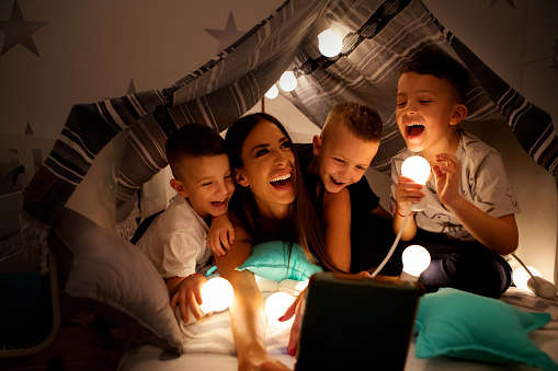 Imagem família brincando